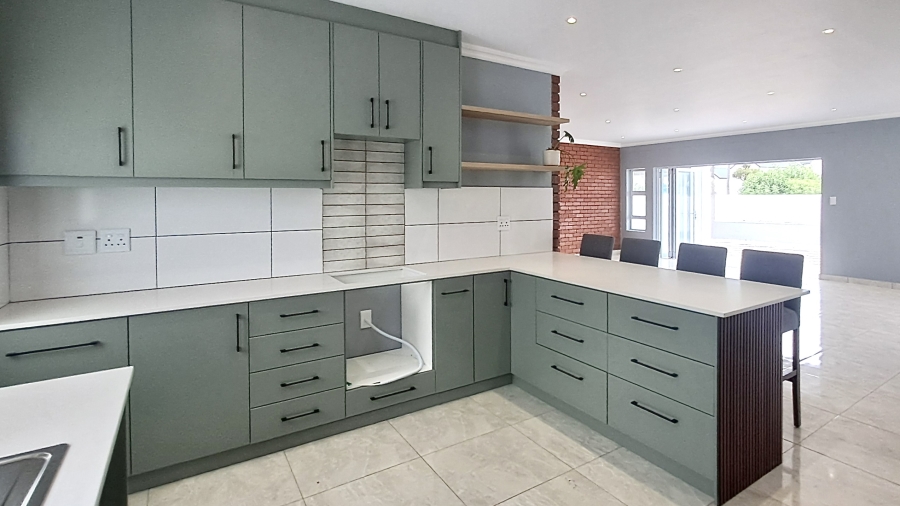 3 Bedroom Property for Sale in Golden Mile Western Cape